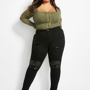 Black distressed pants with sequin